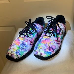 Yes we vibe multi color shoe. Size 8.